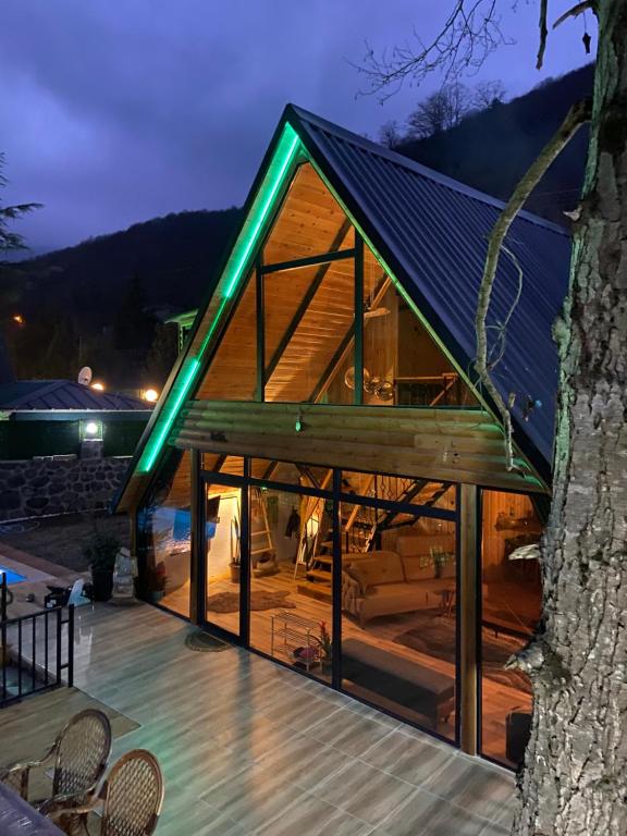 Casa de madera grande con techo verde en İstanbuldere Bungalov, en Sapanca