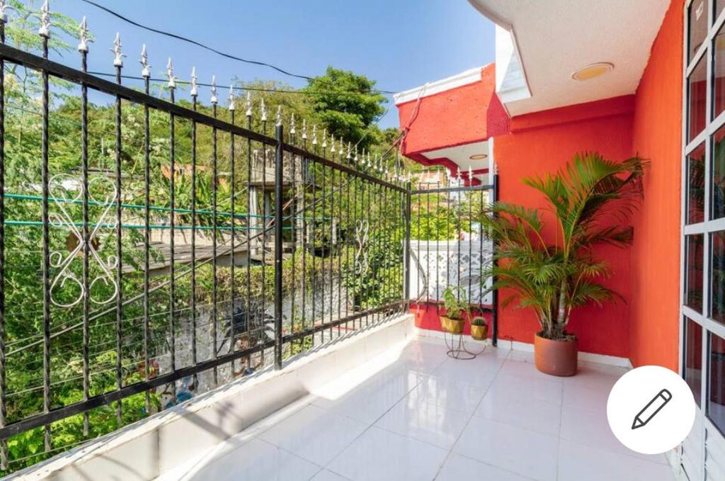 uma varanda de um edifício com uma cerca e plantas em Hostal-Mirador La Popa em Cartagena de Indias