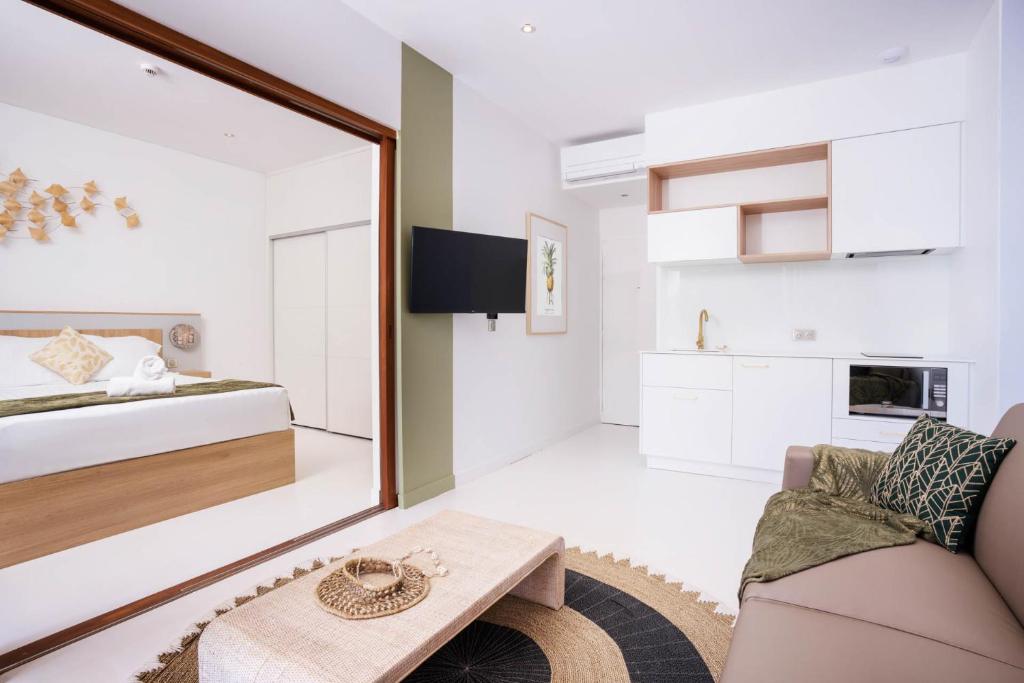 TV a/nebo společenská místnost v ubytování Cook's Bay Hotel & Suites