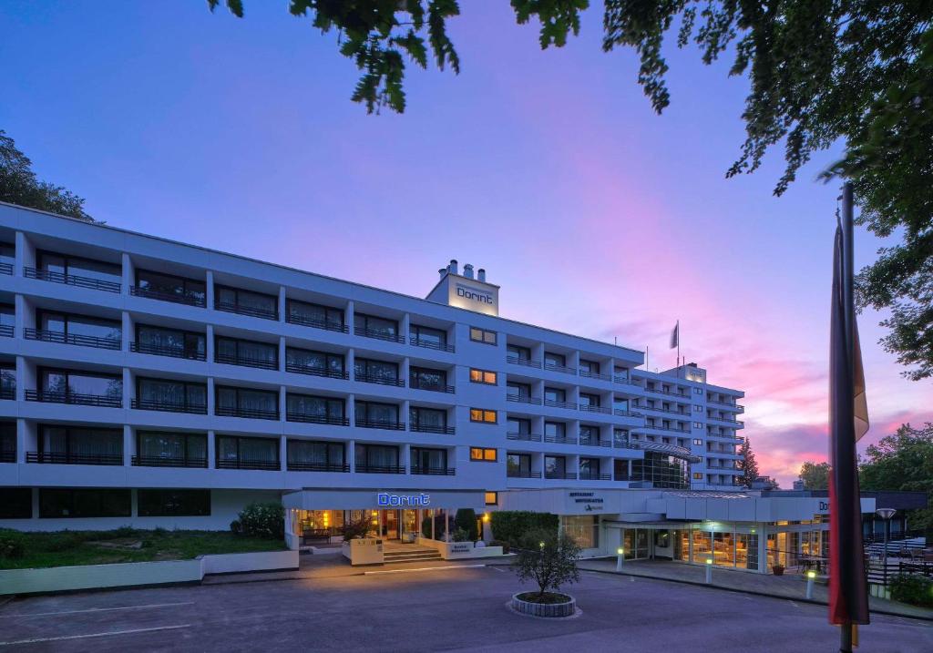 ein Rendezvous des Hotels bei Sonnenuntergang in der Unterkunft Dorint Hotel & Sportresort Arnsberg/Sauerland in Neheim-Hüsten