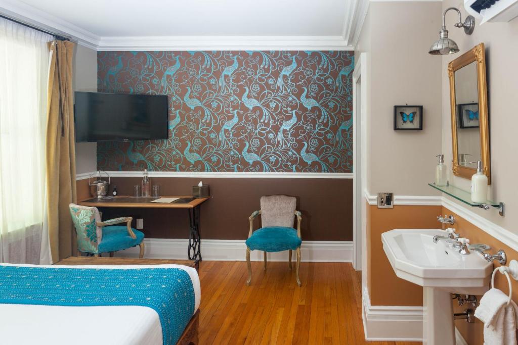 TV a/nebo společenská místnost v ubytování Argos Inn - Ithaca's Boutique Hotel