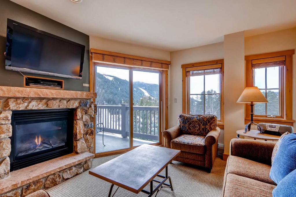 uma sala de estar com lareira e televisão em Expedition Station Condominiums by Keystone Resort em Keystone