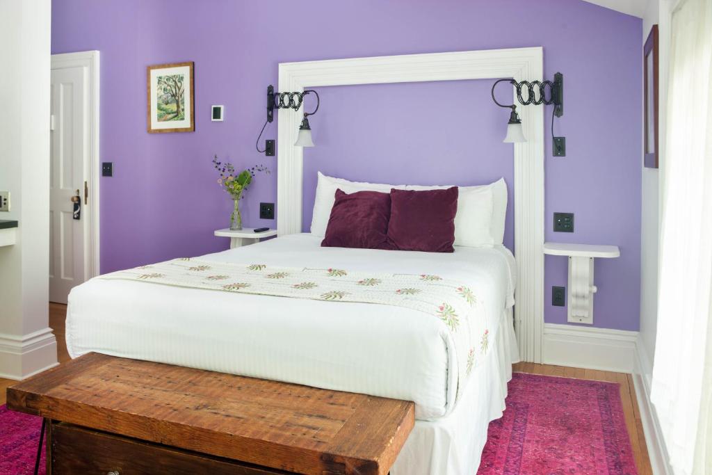 Postel nebo postele na pokoji v ubytování Argos Inn - Ithaca's Boutique Hotel