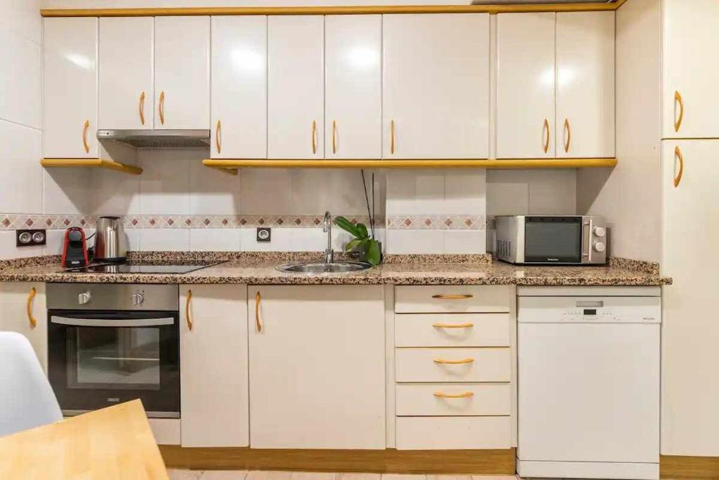 A kitchen or kitchenette at Luxury Old TownGeneral Jauregi AC