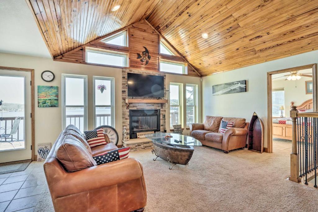 Ruang duduk di House with Deck Overlooking Lake of the Ozarks!