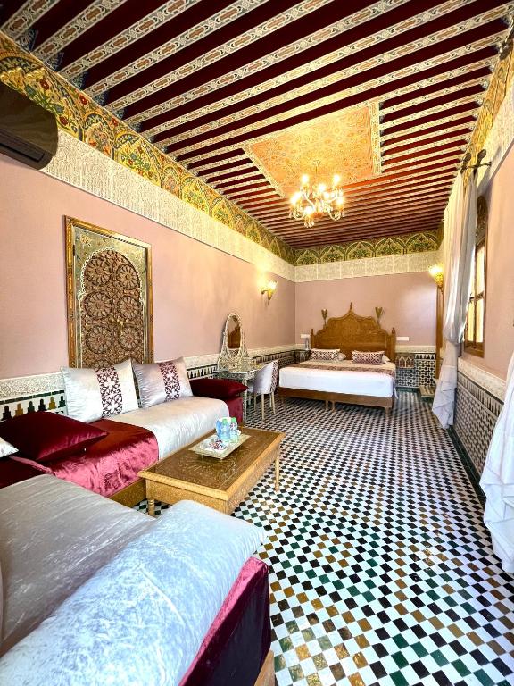 Postel nebo postele na pokoji v ubytování Le Grand Alcazar - Riad