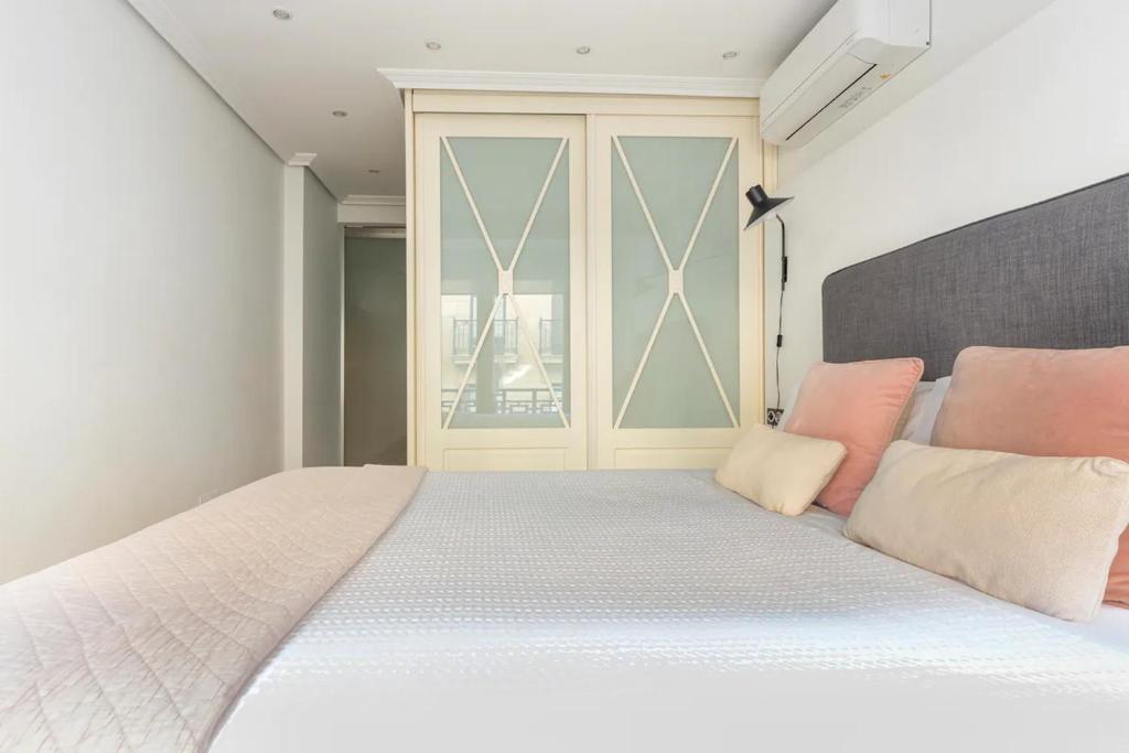 A bed or beds in a room at Luxury Old TownGeneral Jauregi AC