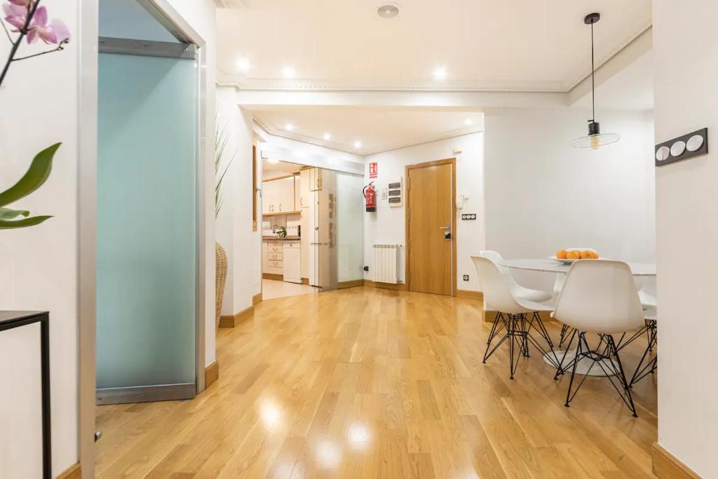 A kitchen or kitchenette at Luxury Old TownGeneral Jauregi AC