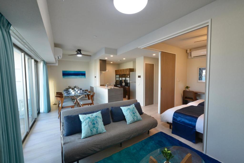 那覇市にあるブランシエラ那覇曙プレミスト1206のリビングルーム(ソファ付)、ベッドルーム1室が備わります。