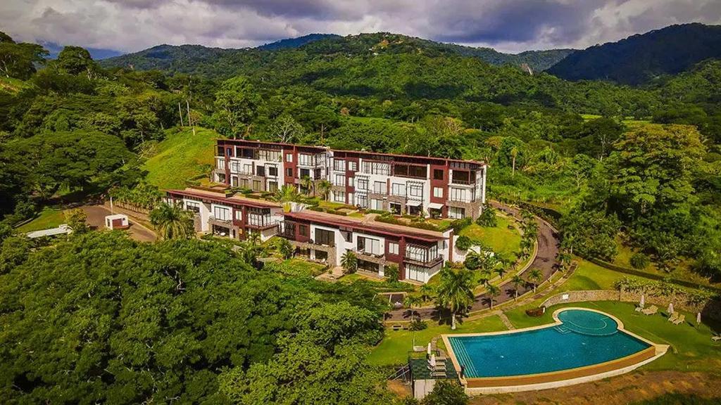 una vista aérea de una casa grande con piscina en Vista Lapas Nativa Resort, en Jacó