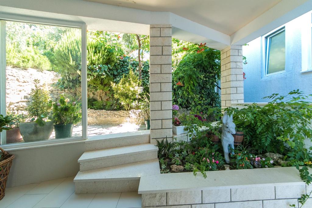 Vonkajšia záhrada v ubytovaní Apartments with a parking space Brela, Makarska - 16603