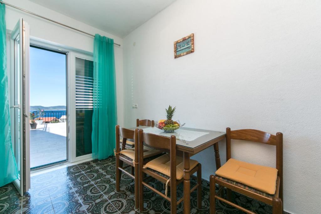 Fotografia z galérie ubytovania Apartments with a parking space Brela, Makarska - 16603 v destinácii Brela