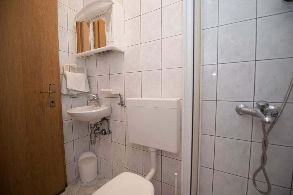 Kúpeľňa v ubytovaní Apartments with a parking space Brela, Makarska - 16603