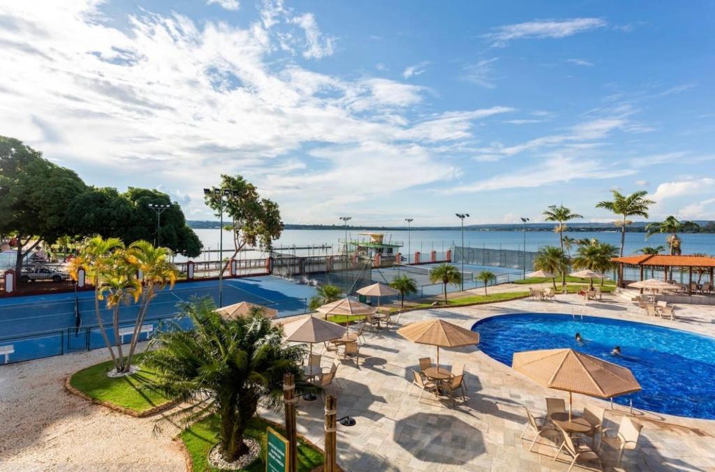 an image of the pool at the resort at Flat Lake Side cantinho café Lago Paranoá Brasília Df in Brasilia
