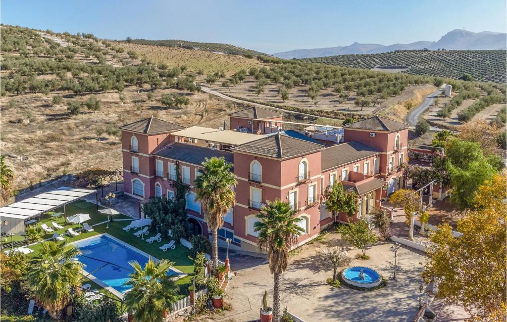 - une vue aérienne sur une maison avec une piscine et des palmiers dans l'établissement Amazing Apartment In Baena With Wifi, à Baena