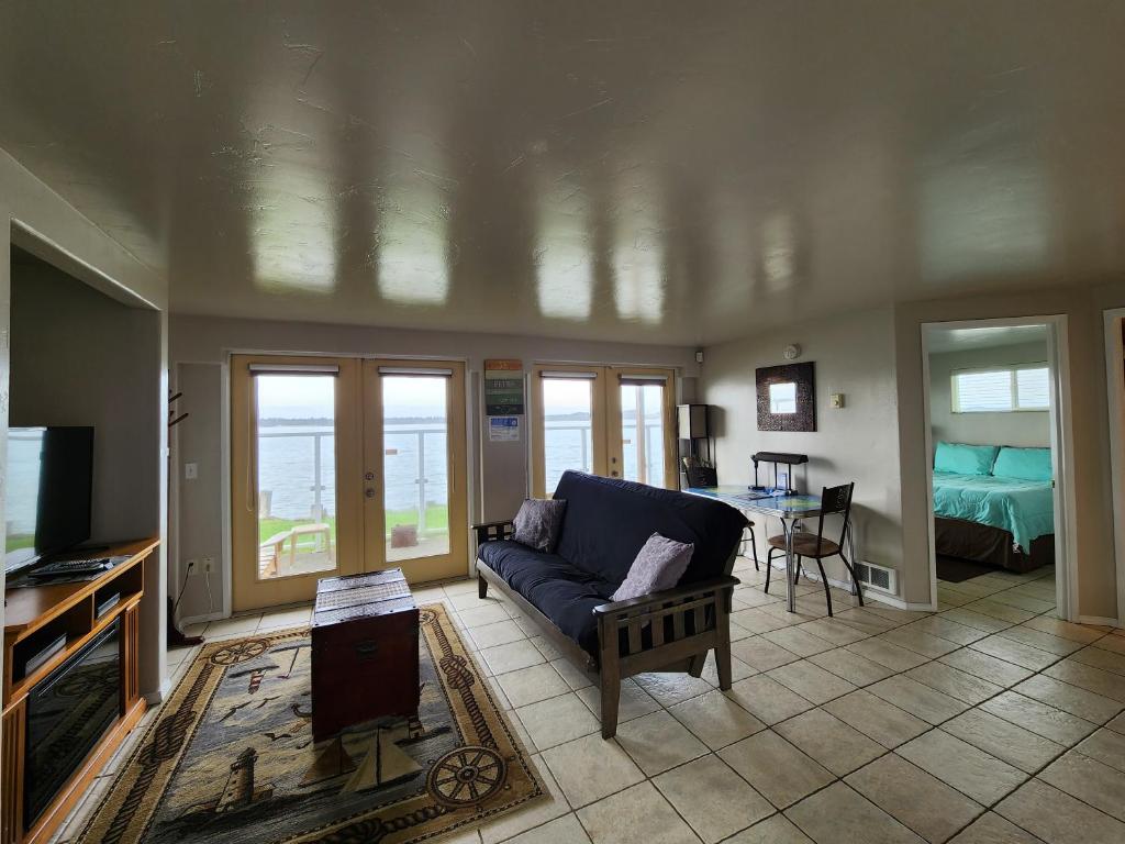 a living room with a couch and a television at Plainview Motel in Coos Bay