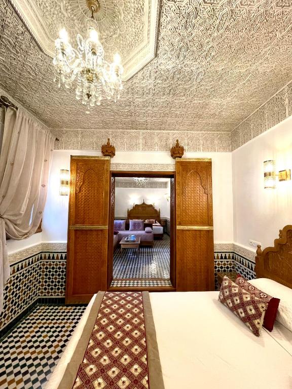 Postel nebo postele na pokoji v ubytování Le Grand Alcazar - Riad