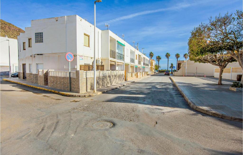 een lege straat voor een wit gebouw bij Stunning Apartment In San Jose With House Sea View in San José