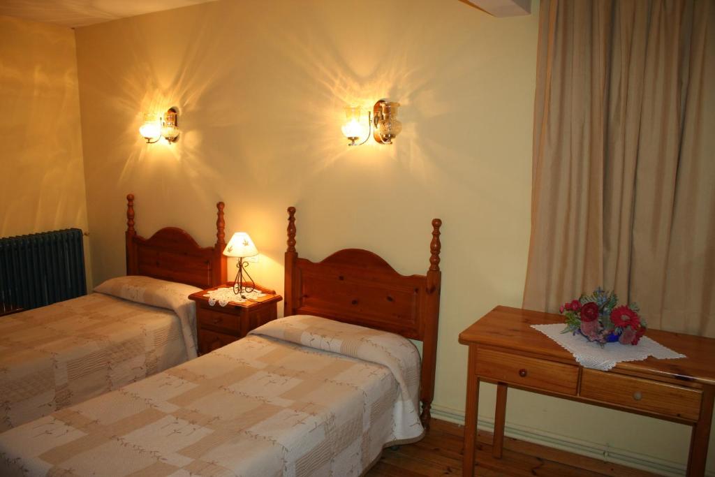 Posteľ alebo postele v izbe v ubytovaní Hotel Llacs De Cardos