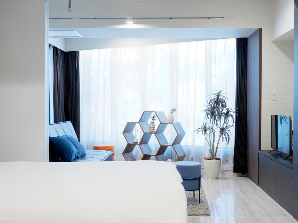 Sukumo -蒅- في طوكيو: غرفة نوم بسرير واريكة وتلفزيون