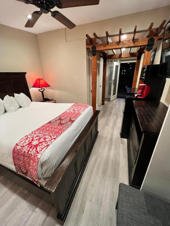 Postel nebo postele na pokoji v ubytování Lantern Light Inn - Romantic Getaway