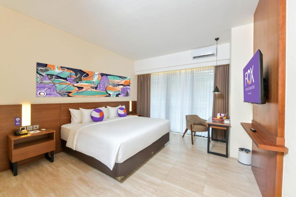 Postel nebo postele na pokoji v ubytování FOX HARRIS Hotel & Convention Banjarnegara