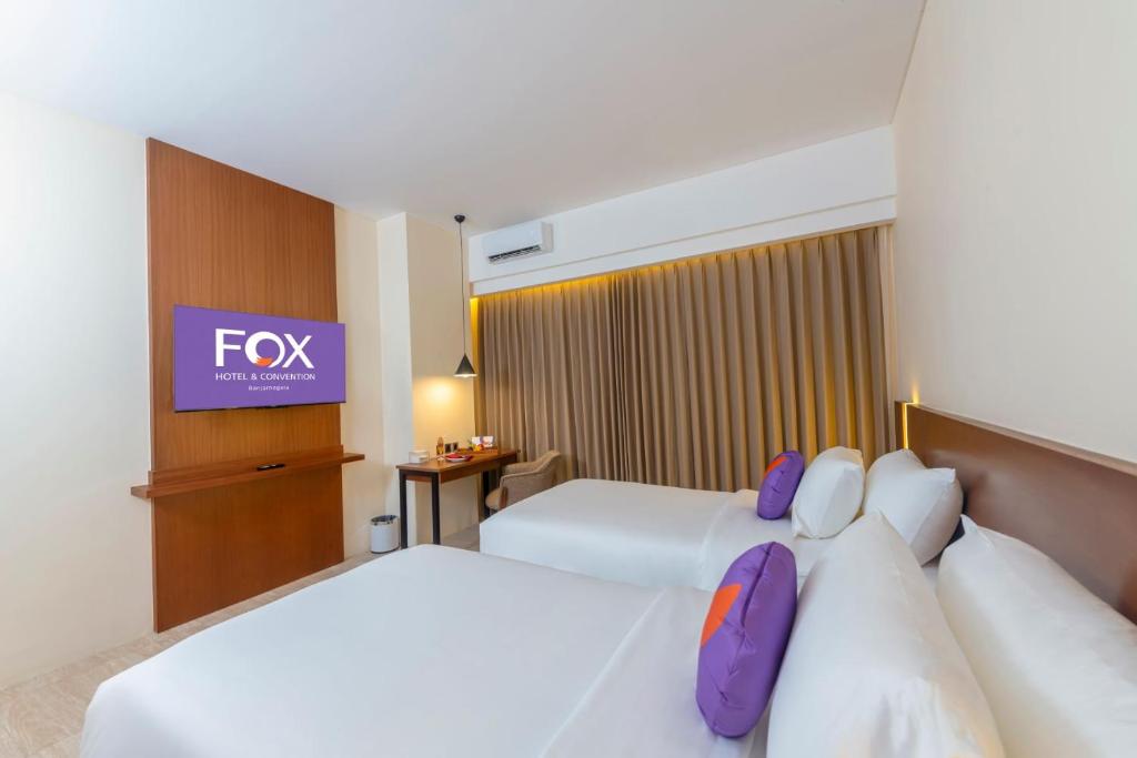 Postel nebo postele na pokoji v ubytování FOX HARRIS Hotel & Convention Banjarnegara