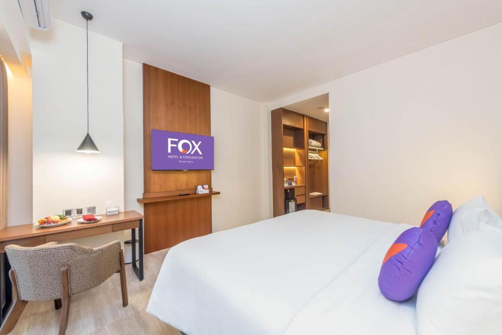 Postel nebo postele na pokoji v ubytování FOX HARRIS Hotel & Convention Banjarnegara