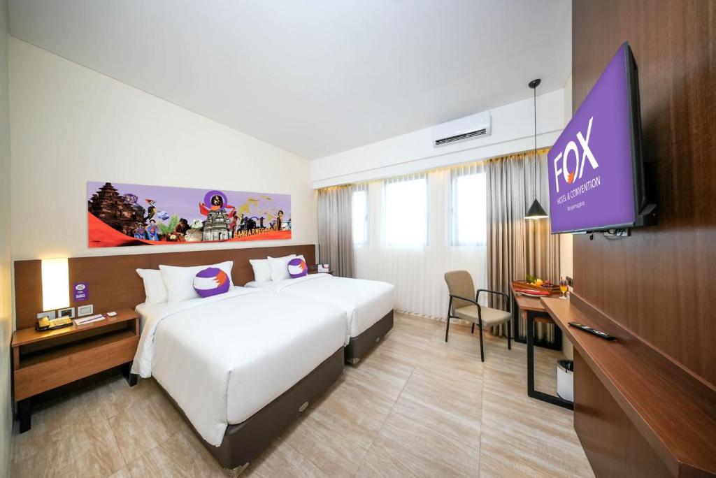 TV a/nebo společenská místnost v ubytování FOX HARRIS Hotel & Convention Banjarnegara