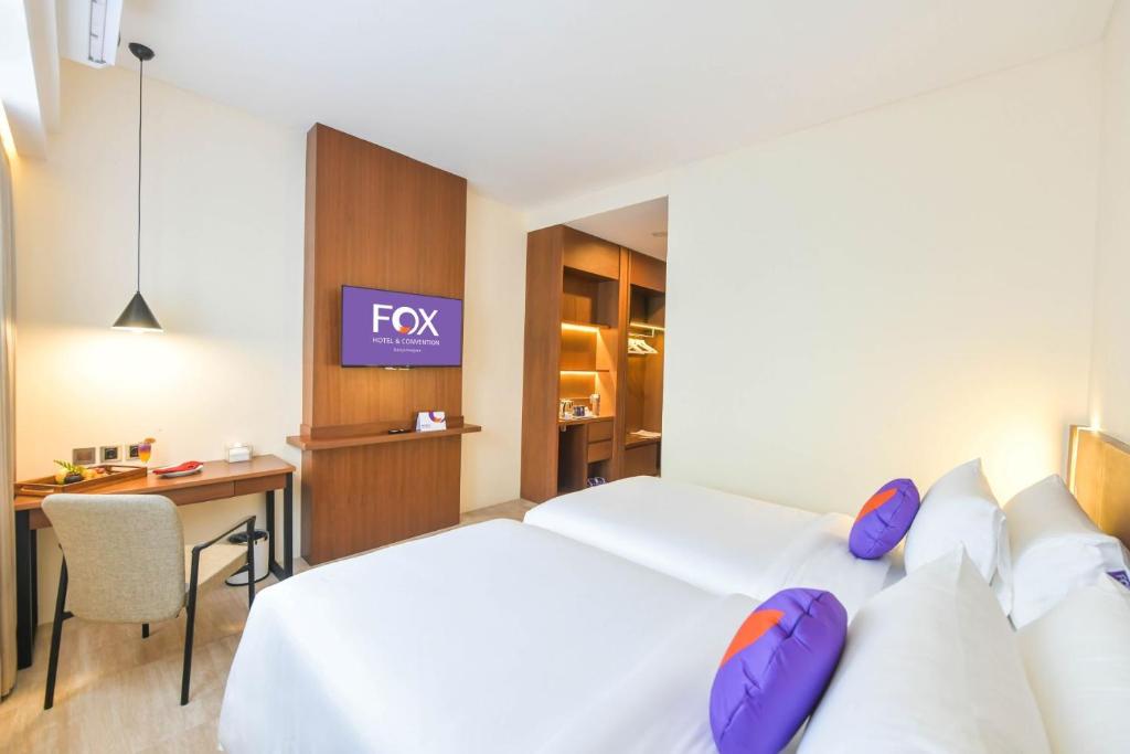 Postel nebo postele na pokoji v ubytování FOX HARRIS Hotel & Convention Banjarnegara
