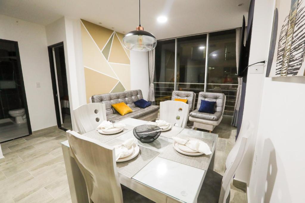 een eetkamer en een woonkamer met een tafel en stoelen bij PP Nuevo Apartamento Moderno y Central in Ibagué