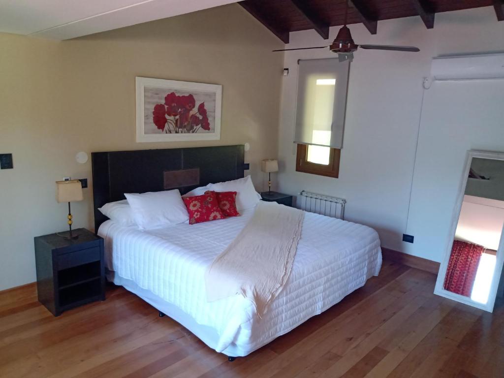 سرير أو أسرّة في غرفة في Casona de Campo Los Nogales