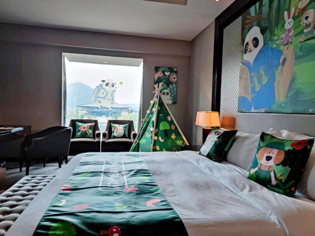 um quarto com uma árvore de Natal e uma cama em Primus Hotel Qipan Moutain Shenyang em Shenyang