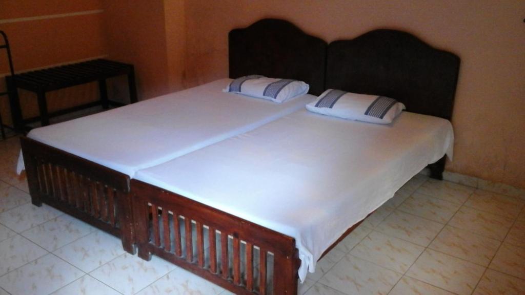 Postel nebo postele na pokoji v ubytování Mount Crest Inn Deniyaya