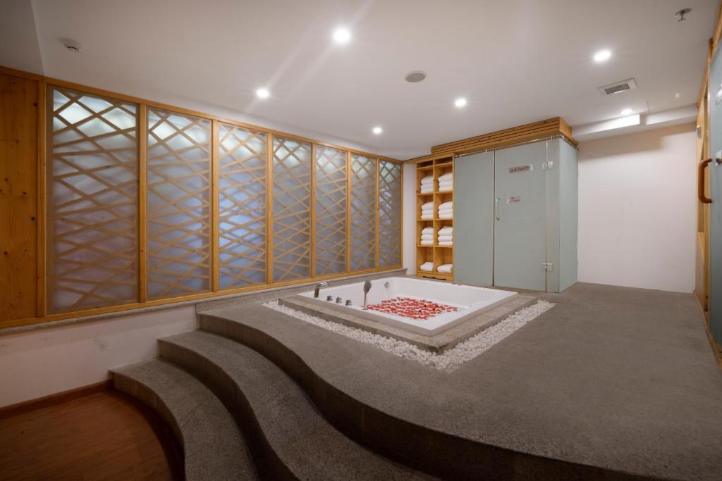 Postel nebo postele na pokoji v ubytování Diamond Sea Hotel