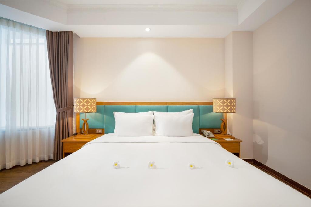 Postel nebo postele na pokoji v ubytování Diamond Sea Hotel
