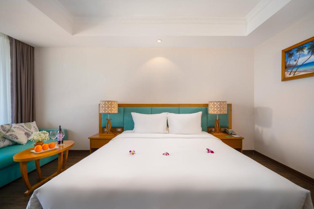 Postel nebo postele na pokoji v ubytování Diamond Sea Hotel