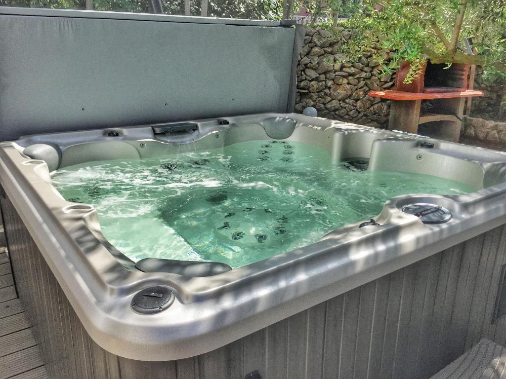 Imagine din galeria proprietății Apartment Ivana with jacuzzi în Vir