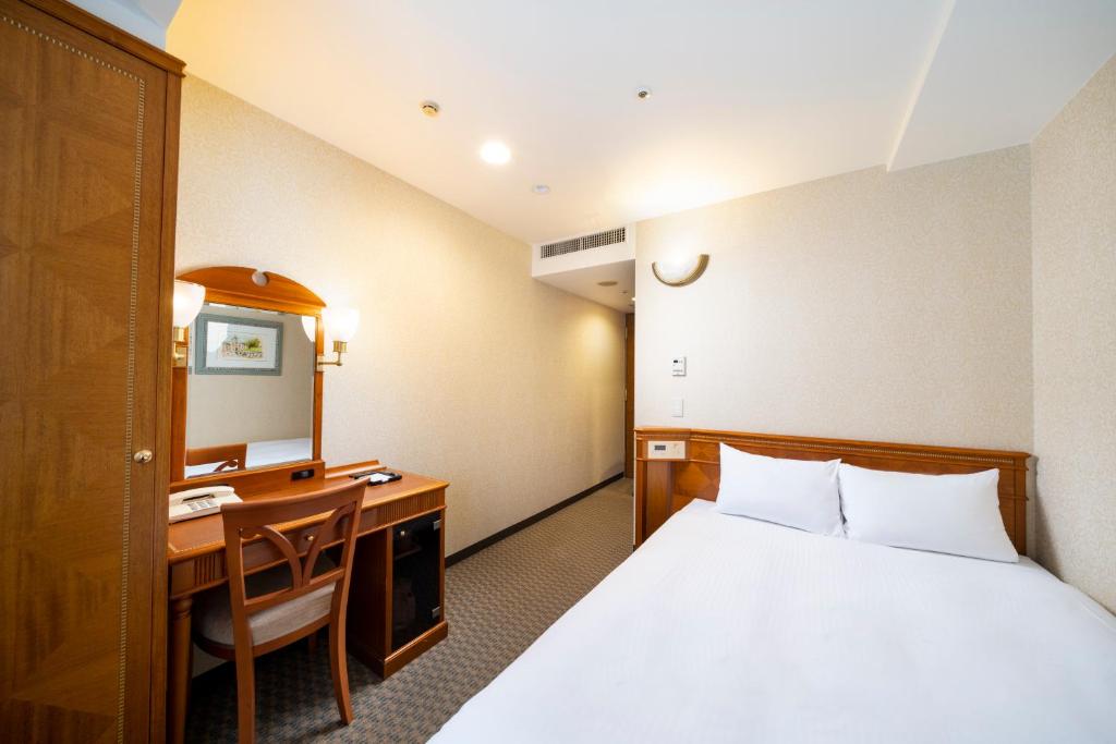 Postel nebo postele na pokoji v ubytování KOKO HOTEL Nagoya Sakae