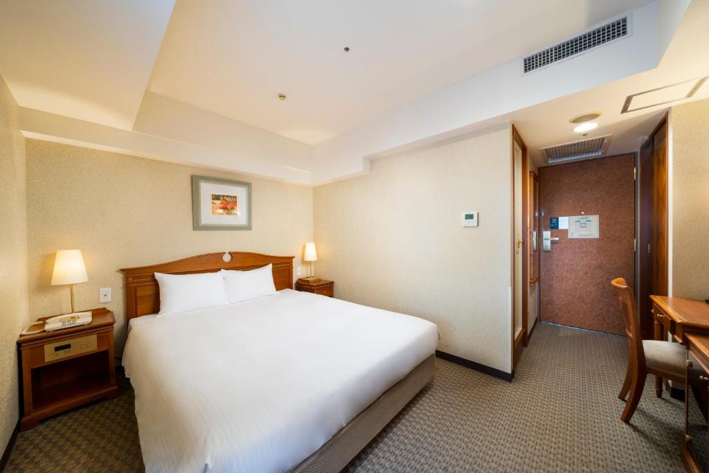 Postel nebo postele na pokoji v ubytování KOKO HOTEL Nagoya Sakae