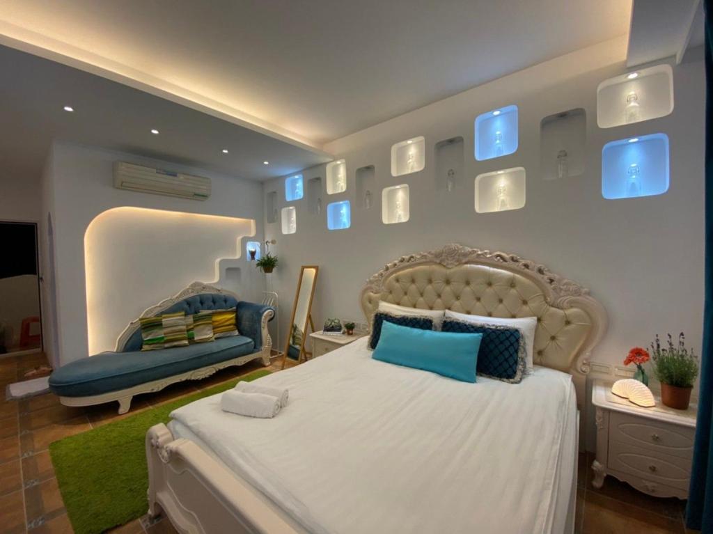 ein Schlafzimmer mit einem großen Bett und einem Sofa in der Unterkunft 恆春洋蔥風格旅居 onion in in Altstadt von Hengchun
