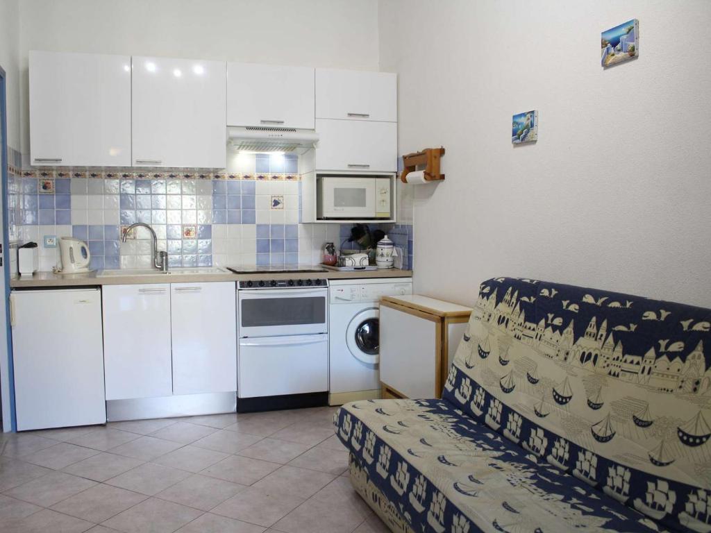 Kuchyňa alebo kuchynka v ubytovaní Pavillon Climatisé 2p avec Grande Terrasse à 1500m de la Plage, Jusqu'à 4 Pers - FR-1-229C-78