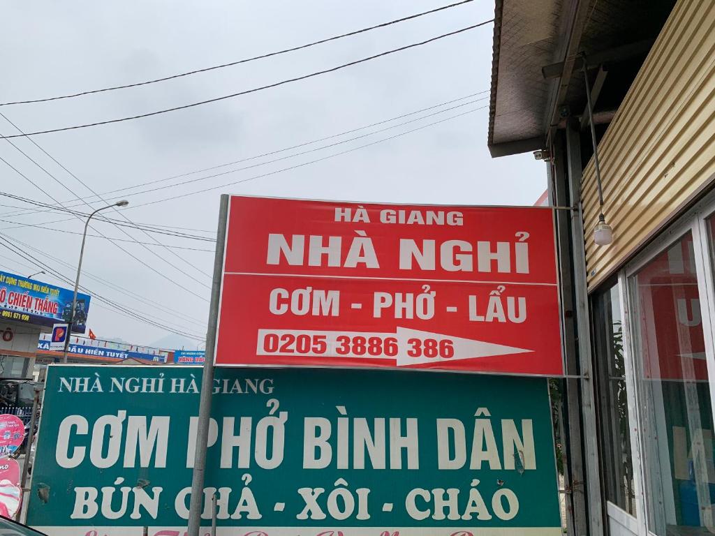 una señal para un restaurante al lado de un edificio en Nhà nghỉ Hà Giang, en Lạng Sơn