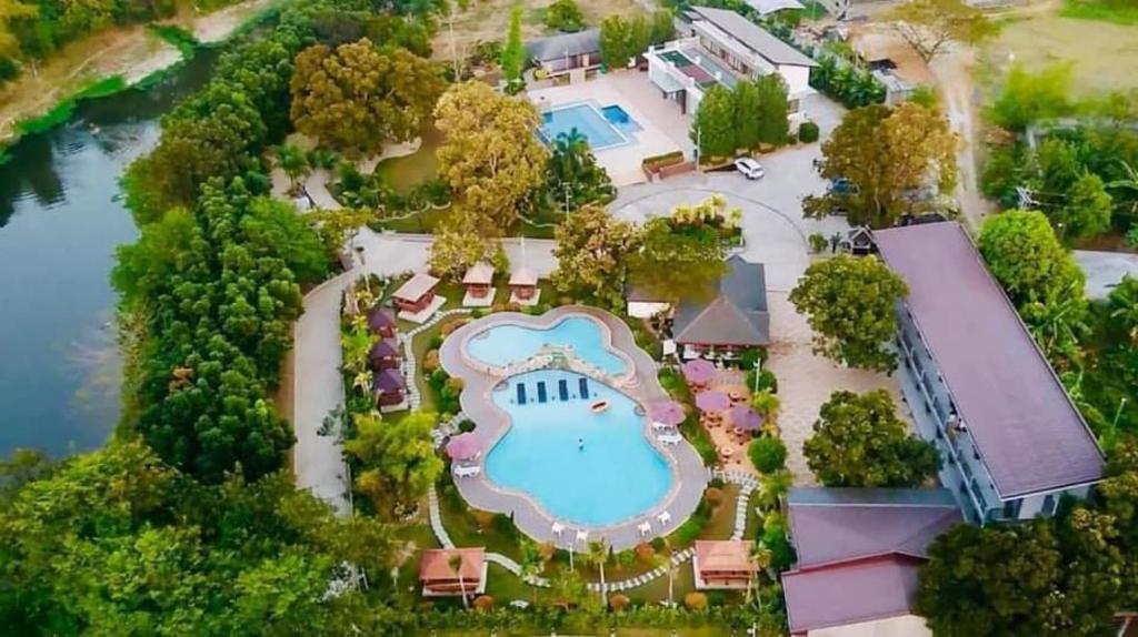 BulacanにあるFloating Sanctuary Resort by Cocotelのスイミングプール付きのリゾートの空中ビュー