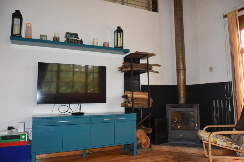 TV a/nebo společenská místnost v ubytování Comfortable countryside retreat for the family.