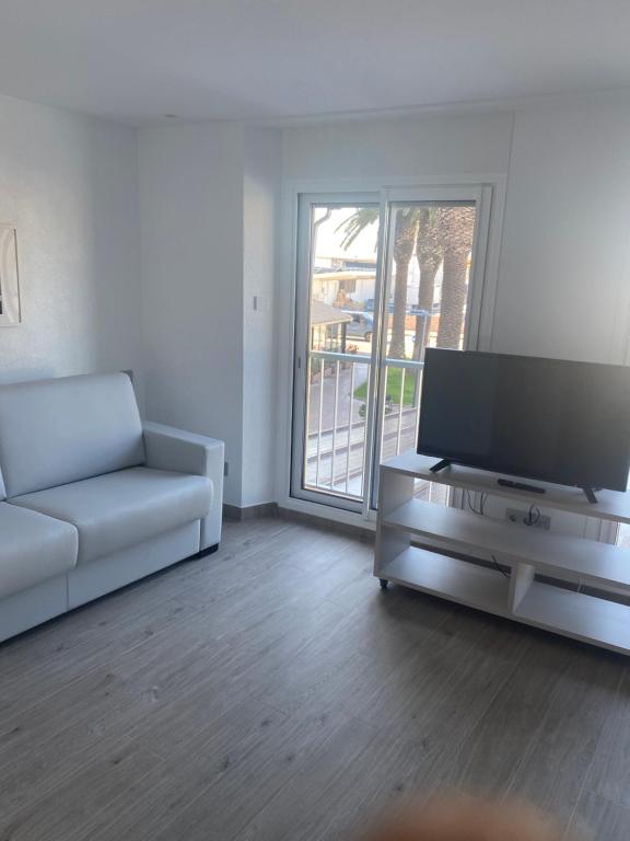 TV a/nebo společenská místnost v ubytování Loft amb vistes al mar by Apartaments La Catifa