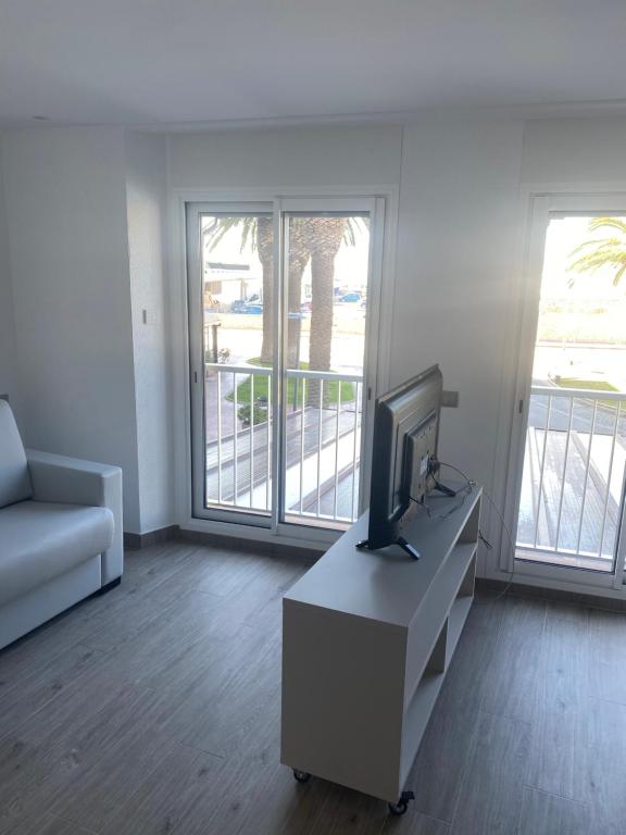 TV a/nebo společenská místnost v ubytování Loft amb vistes al mar by Apartaments La Catifa