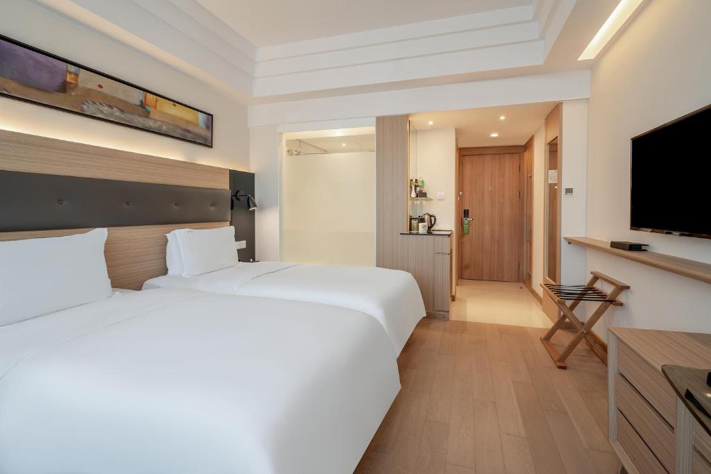 Postel nebo postele na pokoji v ubytování Holiday Inn Shanghai Hongqiao Central by IHG