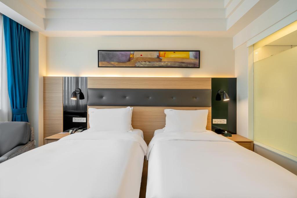 Postel nebo postele na pokoji v ubytování Holiday Inn Shanghai Hongqiao Central by IHG