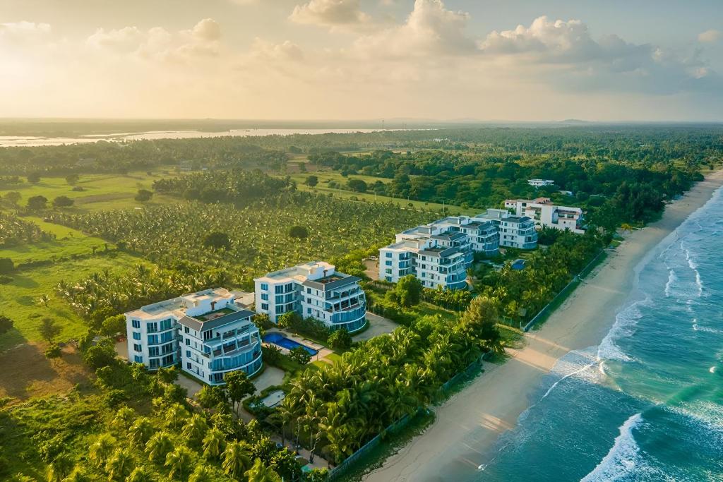 eine Luftansicht eines Resorts am Meer in der Unterkunft Beach Paradise Nilaveli in Trincomalee